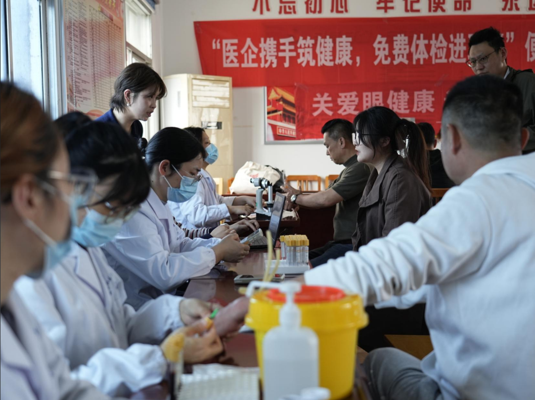 醫(yī)心向黨筑健康，眼護職工暖民心：康復眼科醫(yī)院聯(lián)合多單位開展 “免費體檢進職場” 公益行動